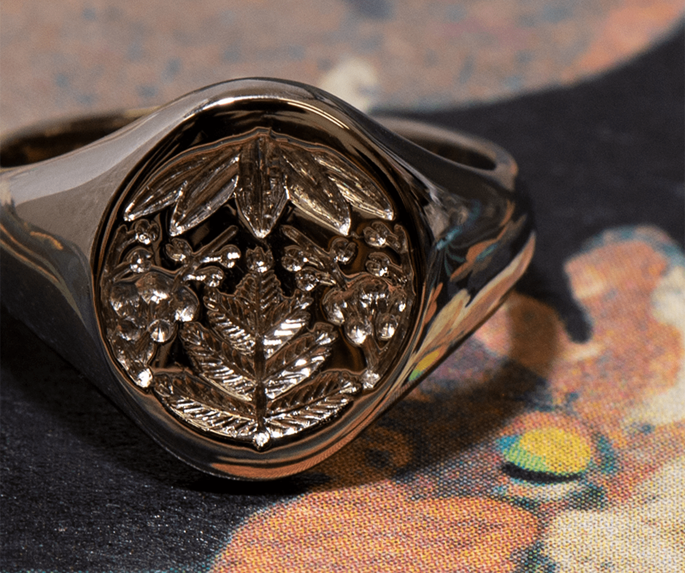 Handengraved Rebus signet ring in gold with Japanese Kamon symbols
